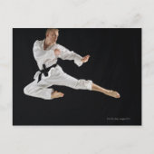 黒に空手キックを行う若者 ポストカード (正面)