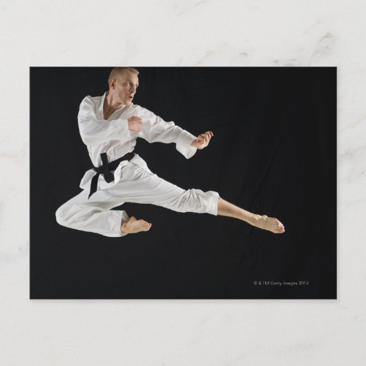 黒に空手キックを行う若者 ポストカード (正面)