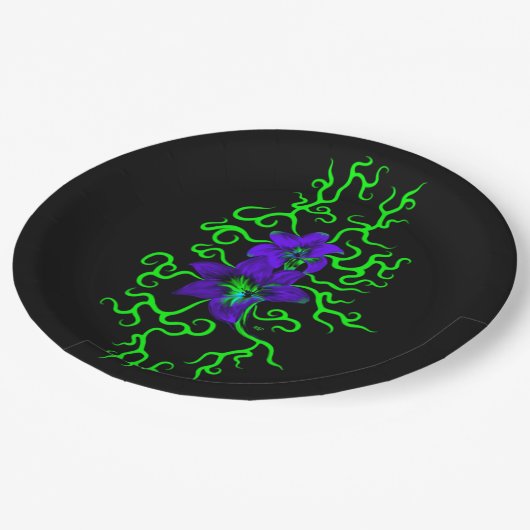 黒に紫のユリの花 ペーパープレート (アングル)