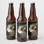 黒に緑の目を孤立させたタビー猫 ビールラベル (ボトル)