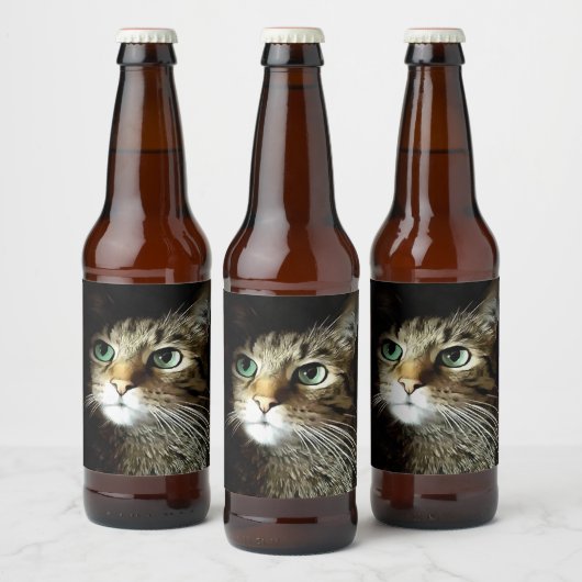 黒に緑の目を孤立させたタビー猫 ビールラベル (ボトル)
