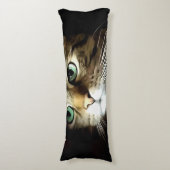 黒に緑の目を孤立させたタビー猫 ボディピロー (正面縦)