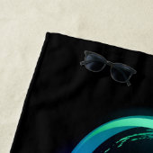 黒に虹鮮やかの蝶が付いた無限遠 ビーチタオル (インサイチュ)