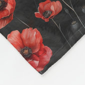 黒に赤いケシ フリースブランケット (角)