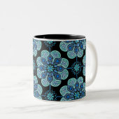 黒に青いメダリオンのコーヒーマグ ツートーンマグカップ (正面右)