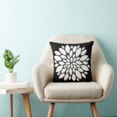 黒のかわいらしい白い花の花びらの芸術 クッション (椅子)