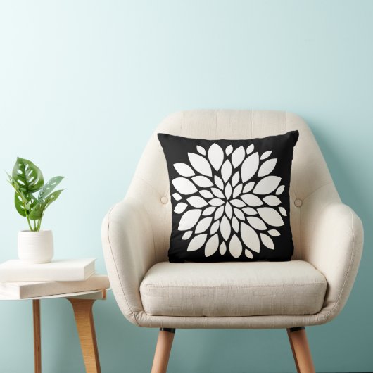 黒のかわいらしい白い花の花びらの芸術 クッション (椅子)