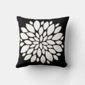 黒のかわいらしい白い花の花びらの芸術 クッション (裏面)