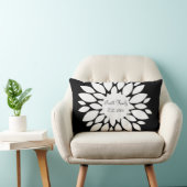 黒のかわいらしい白い花の花びらの芸術 ランバークッション (椅子)