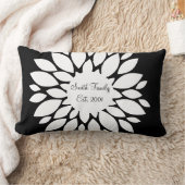 黒のかわいらしい白い花の花びらの芸術 ランバークッション (ブランケット)