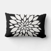 黒のかわいらしい白い花の花びらの芸術 ランバークッション (裏面)
