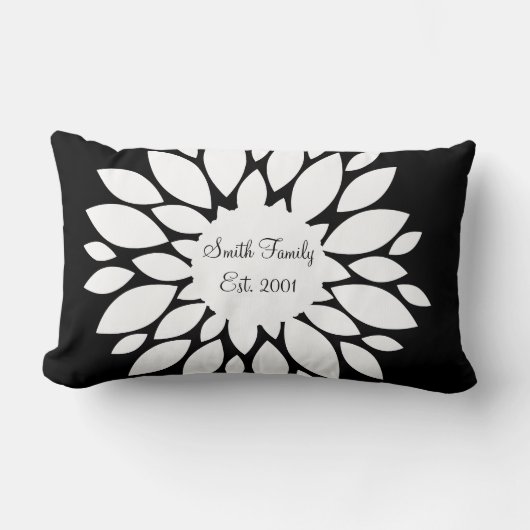 黒のかわいらしい白い花の花びらの芸術 ランバークッション (正面)