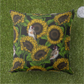 黒のひまわりと金のひまわり アウトドアクッション (芝生)