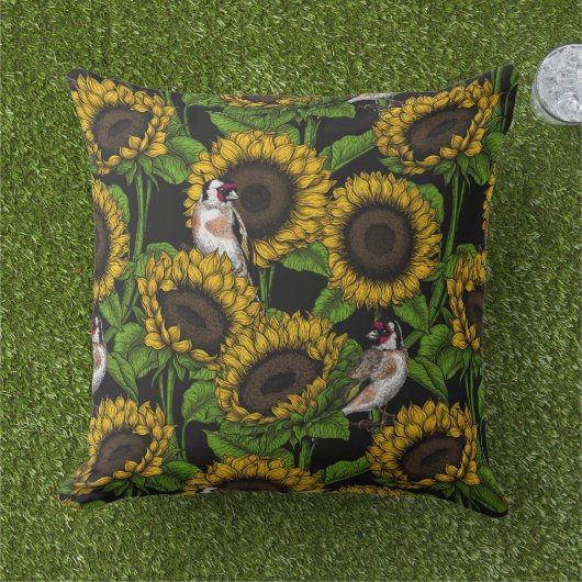 黒のひまわりと金のひまわり アウトドアクッション (芝生)