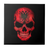 黒のアルバニアの旗のスカル タイル (正面)