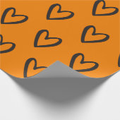 黒のオレンジ色の手描きハート ラッピングペーパー (角)