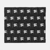 黒のカスタム会社の白いロゴパターン フリースブランケット (正面(横))