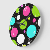 黒のカラフルなおもしろいの大きい水玉模様 ラージ壁時計 (傾斜)