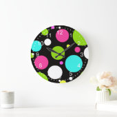 黒のカラフルなおもしろいの大きい水玉模様 ラージ壁時計 (ホーム)
