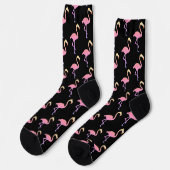黒のクルーソックスの上の美しいピンクのフラミンゴ ソックス (左)