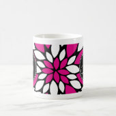 黒のショッキングピンクおよび白い花の花びらの芸術 コーヒーマグカップ (中央)