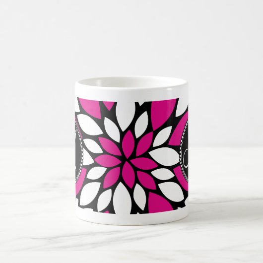 黒のショッキングピンクおよび白い花の花びらの芸術 コーヒーマグカップ (中央)