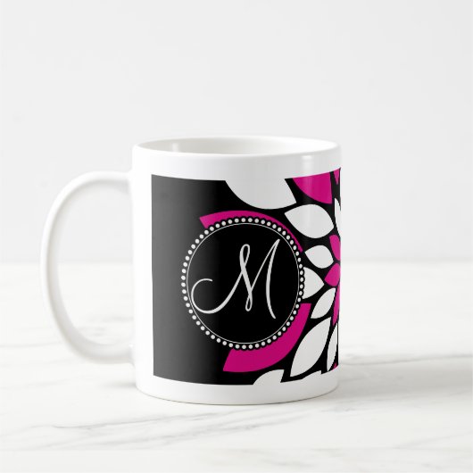黒のショッキングピンクおよび白い花の花びらの芸術 コーヒーマグカップ (左)
