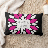 黒のショッキングピンクおよび白い花の花びらの芸術 ランバークッション (ブランケット)