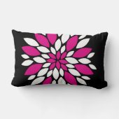 黒のショッキングピンクおよび白い花の花びらの芸術 ランバークッション (裏面)