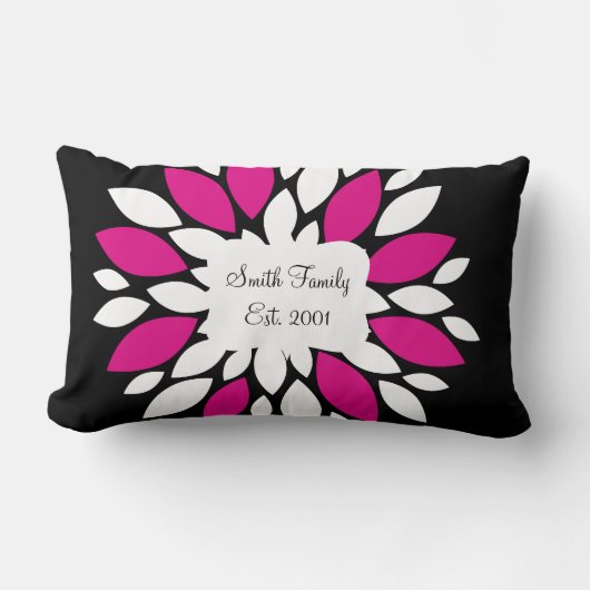 黒のショッキングピンクおよび白い花の花びらの芸術 ランバークッション (正面)