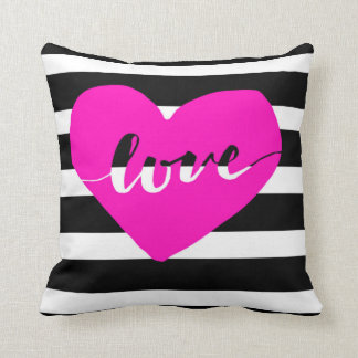 黒のストライプが付いている明るいピンクのハート愛枕 クッション