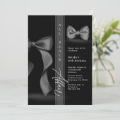 黒のスーツにコケティな蝶ネクタイ フォーマルな場 招待状 (スタンド正面)