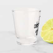 黒のタイポグラフィーのタキシードを着た結婚式の介添え人 ショットグラス (左)