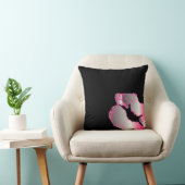 黒のネオン銀およびショッキングピンクの口紅のキス クッション (椅子)