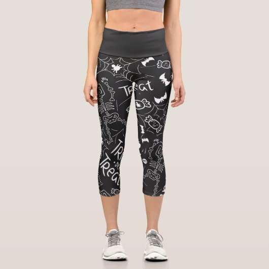 黒のハロウィーンで白をトリックまたはトリートパターン  カプリレギンス (正面)