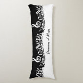 黒のパーソナライズで白く乱雑な音符 ボディピロー (正面縦)