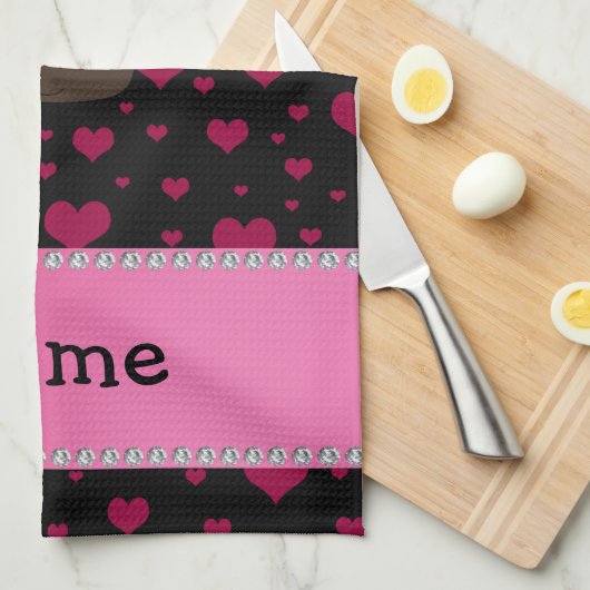 黒のパーソナライズな一流のカップケーキのピンクのハート キッチンタオル (四つ折り)