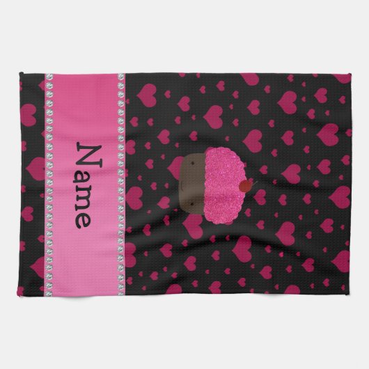 黒のパーソナライズな一流のカップケーキのピンクのハート キッチンタオル (横)