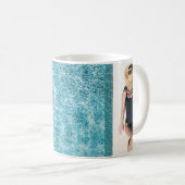 黒のビキニの裾と白のサンハットスタの女性 コーヒーマグカップ (正面右)