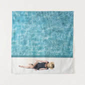 黒のビキニの裾と白のサンハットスタの女性 タペストリー (正面(横))