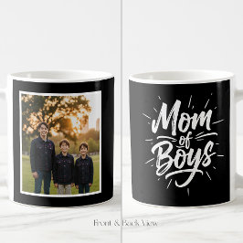 黒のブラシスクリプトで「Mom of Boys」をカスタムした1枚の写真入り コーヒーマグカップ