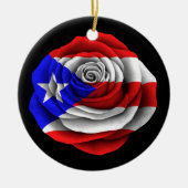 黒のプエルトリコ人のばら色の旗 セラミックオーナメント (正面)