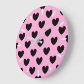 黒のポルカハートが綿飴ピンクに付いている ラージ壁時計 (傾斜)