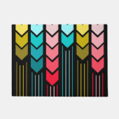 黒のモダンでカラフルな矢パターン ドアマット (正面)