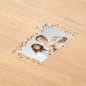 黒のモダンスクリプトハッピーバレンタインデー写真 アクリル招待状 (レイダウン)