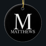 黒のモパーソナライズされたノグラムと名前 セラミックオーナメント<br><div class="desc">モノグラパーソナライズされたムと名前ギフト機パーソナライズされた能白クラシックセリフフォントスタイルのモノグラムと名前。

休日、家族懇親会、特別な日に最適。</div>