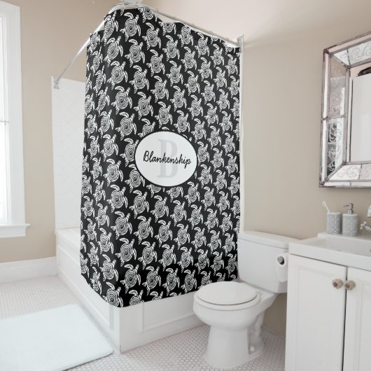黒の上に白い部族亀のモノグラム シャワーカーテン (インサイチュ)