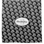 黒の上に白い部族亀のモノグラム シャワーカーテン (正面)