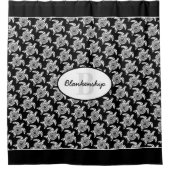 黒の上に白い部族亀のモノグラム シャワーカーテン (正面)