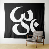 黒の上の白いオムシンボル タペストリー (インサイチュ(横))